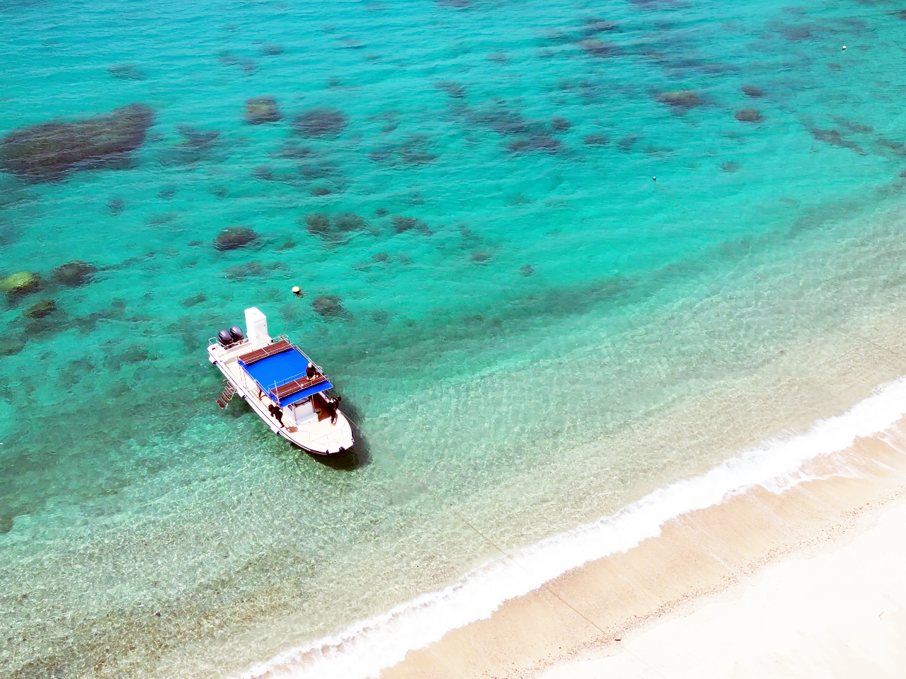 海況が良ければ秘境ビーチに上陸!