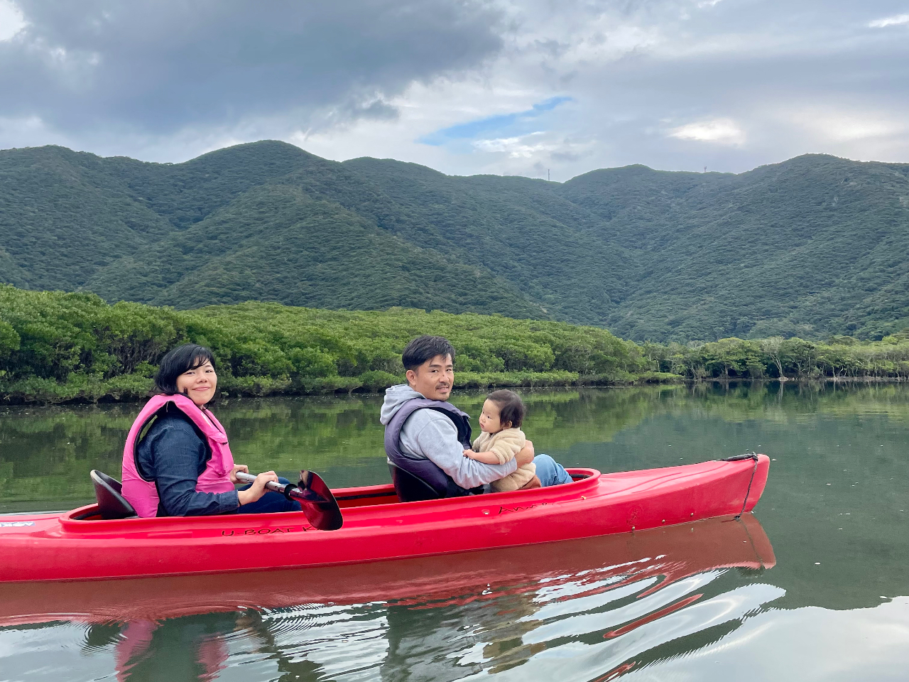 世界自然遺産の奄美大島でマングローブ林をカヌーで探検し、ジャックと豆の木のモデルとなったモダマの森や、癒しの滝を巡るジャングルツアー。大自然の神秘を体感しながら、心に残るひとときを過ごしましょう