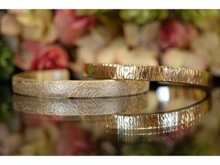 真鍮バングル。右は細槌目模様。左はザラ目二 種類を混ぜてつけたものです。