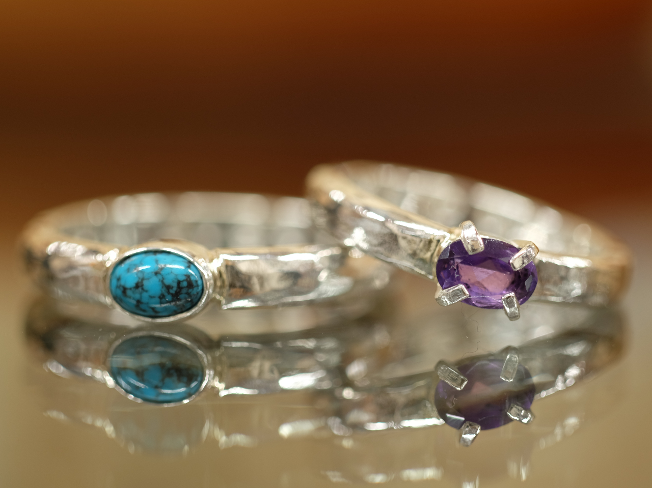 トルコ石とアメジストです。