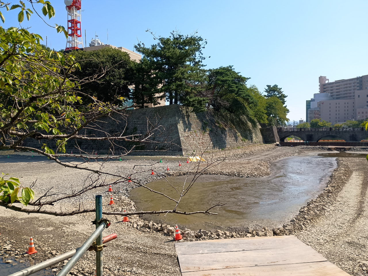 坤櫓を建設するため、お堀の水が抜かれている