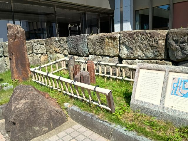 福井市役所前に並べられている笏谷石。石工の目印等である刻印を見ることができる。