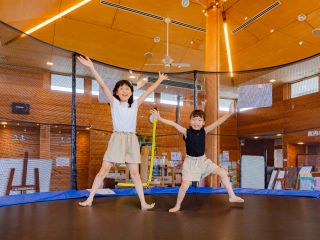 トランポリンで元気いっぱい遊べます♪屋内なので雨の日も安心♪