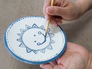 絵付け体験(お皿)・1色(青色)での体験の様子