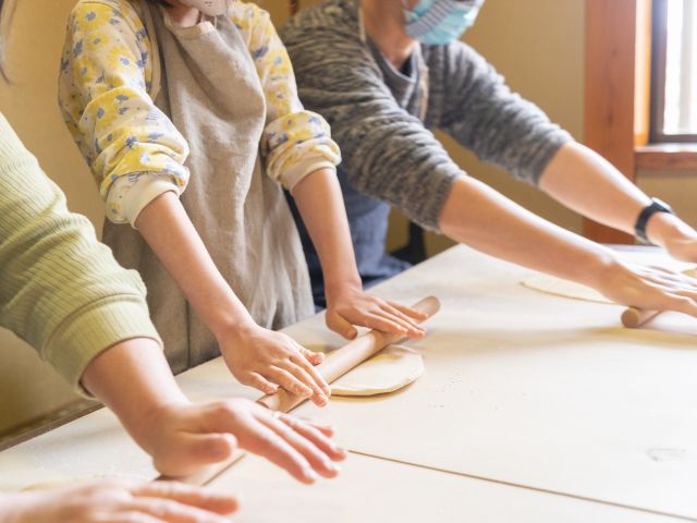 体験教室では、料理経験が全くない方やお子様でも楽しんでいただけるような流れになっております。当店のスタッフが最後までサポートいたします。