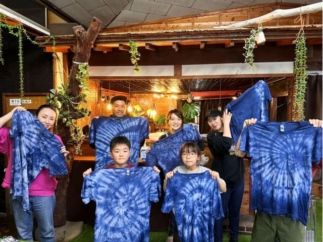 天然藍でTシャツやバッグを染めるクラフト体験と、自分で粉からこねて作る吉田のうどんの調理体験がセットになった人気プラン。五感で楽しめます。