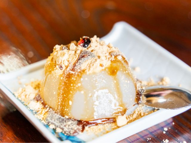 ぷるぷる食感のわらび餅を手作りし、香ばしいきな粉と黒蜜で仕上げる和スイーツ体験+粉から作るほうとう体験の大満足セット!