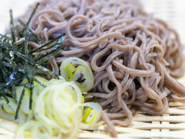 オリジナル手打ちそばの完成です。食べ方は、「ざるそば(冷)」または「かけそば(温)」のいずれかをお選びいただけます。