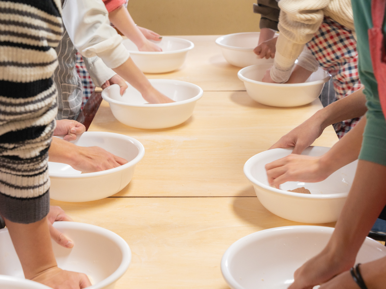 富士家ではお一人様ずつご自分の麺を作って頂きます。二人一組で生地を作るといったことはありません。