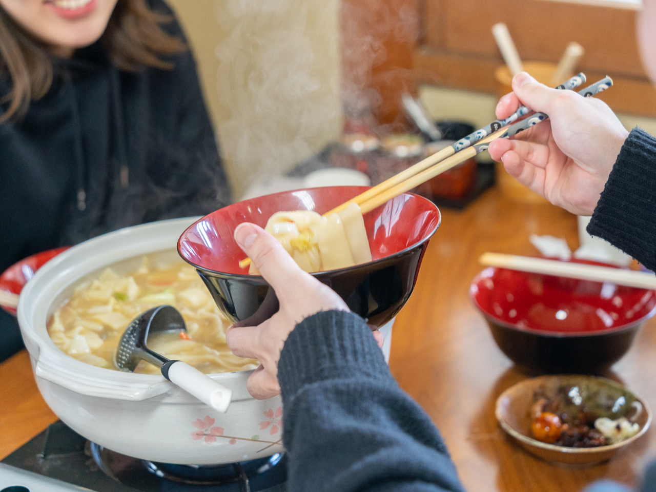 お客様ご自身で打ったほうとうをその場でお召し上がり頂きます。大きな土鍋でグツグツ煮込みます。特に寒い季節には体が非常に温まります。