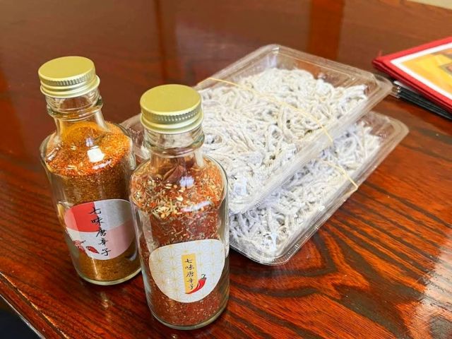 山椒や唐辛子など多彩な素材から自分だけの薬膳七味を調合!仕上げはほうとう作り体験で、体の中から元気になれるスパイス&食育セットです。