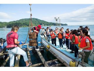 実際に漁船に乗って、漁場見学と海中設置も。