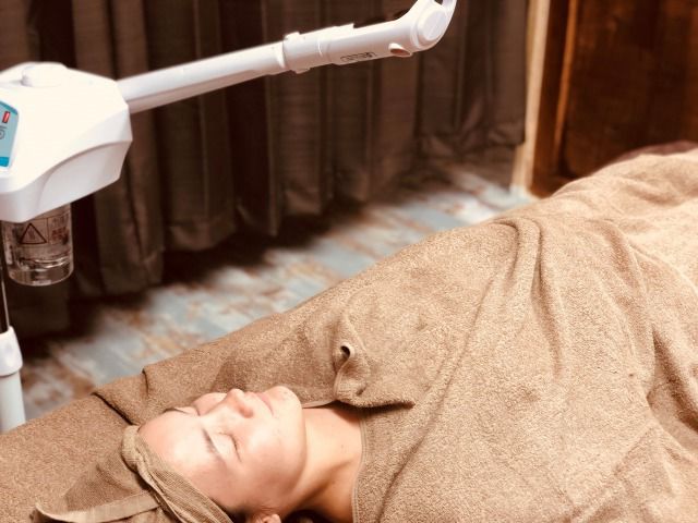 スチームで毛穴を開かせてから毛穴を洗浄していきます。