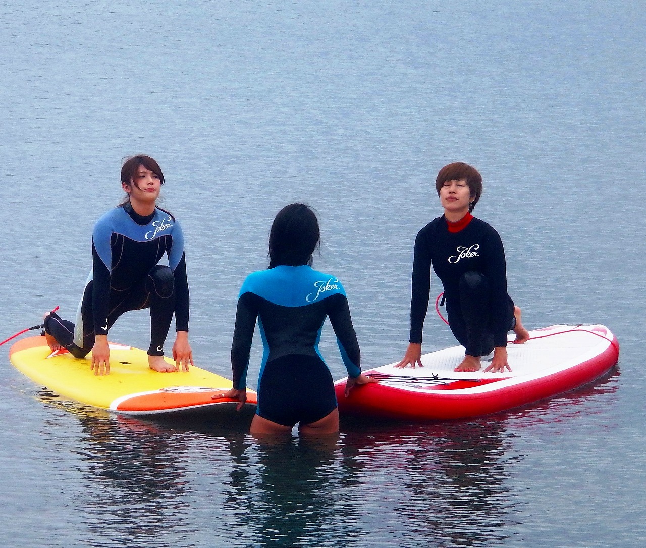 4月下旬から11月上旬までレッスン受講できます。暖かい時はラッシュガード、肌寒い時はウエットスーツを着用できます。