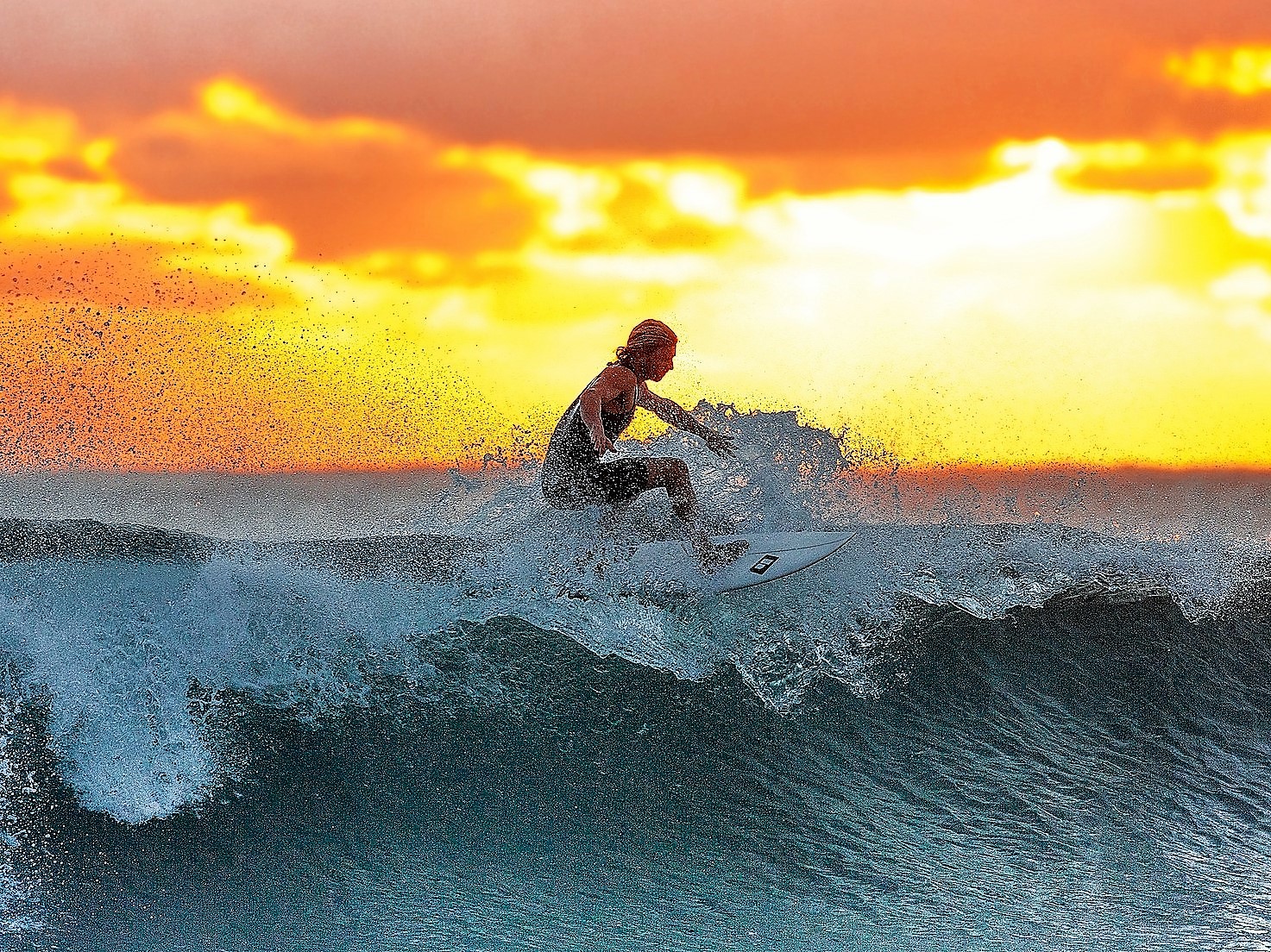 自然の波に身をゆだねるサーフィンは、日常では得られない興奮と心地よい爽快感を味わえます☆