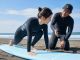 その日の波の特徴や注意点、海での安全ルール、サーフボードの扱い方、パドリング、立ち上がり方を砂浜で丁寧に練習します。初めての方にも分かりやすく説明します。