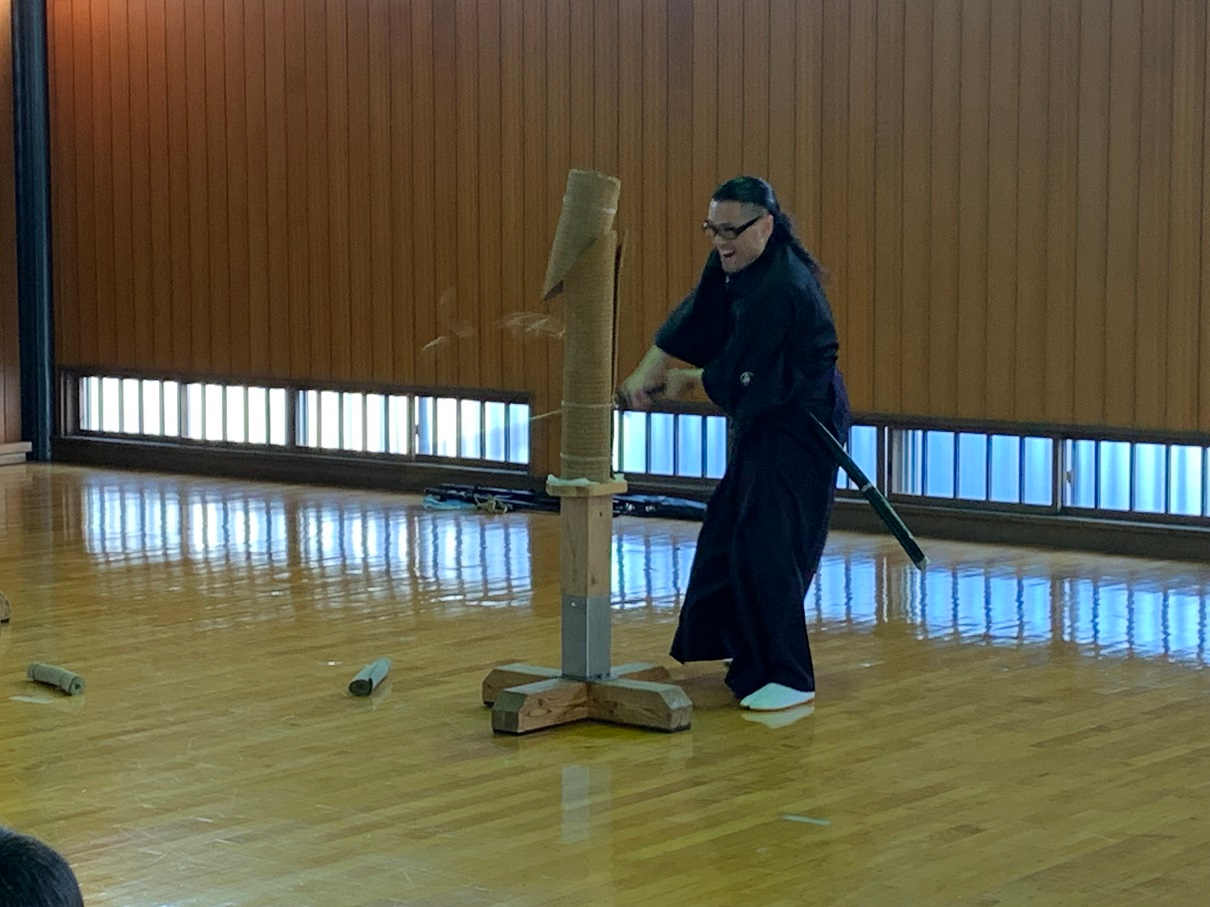 阿部派一刀流による試斬のデモンストレーション