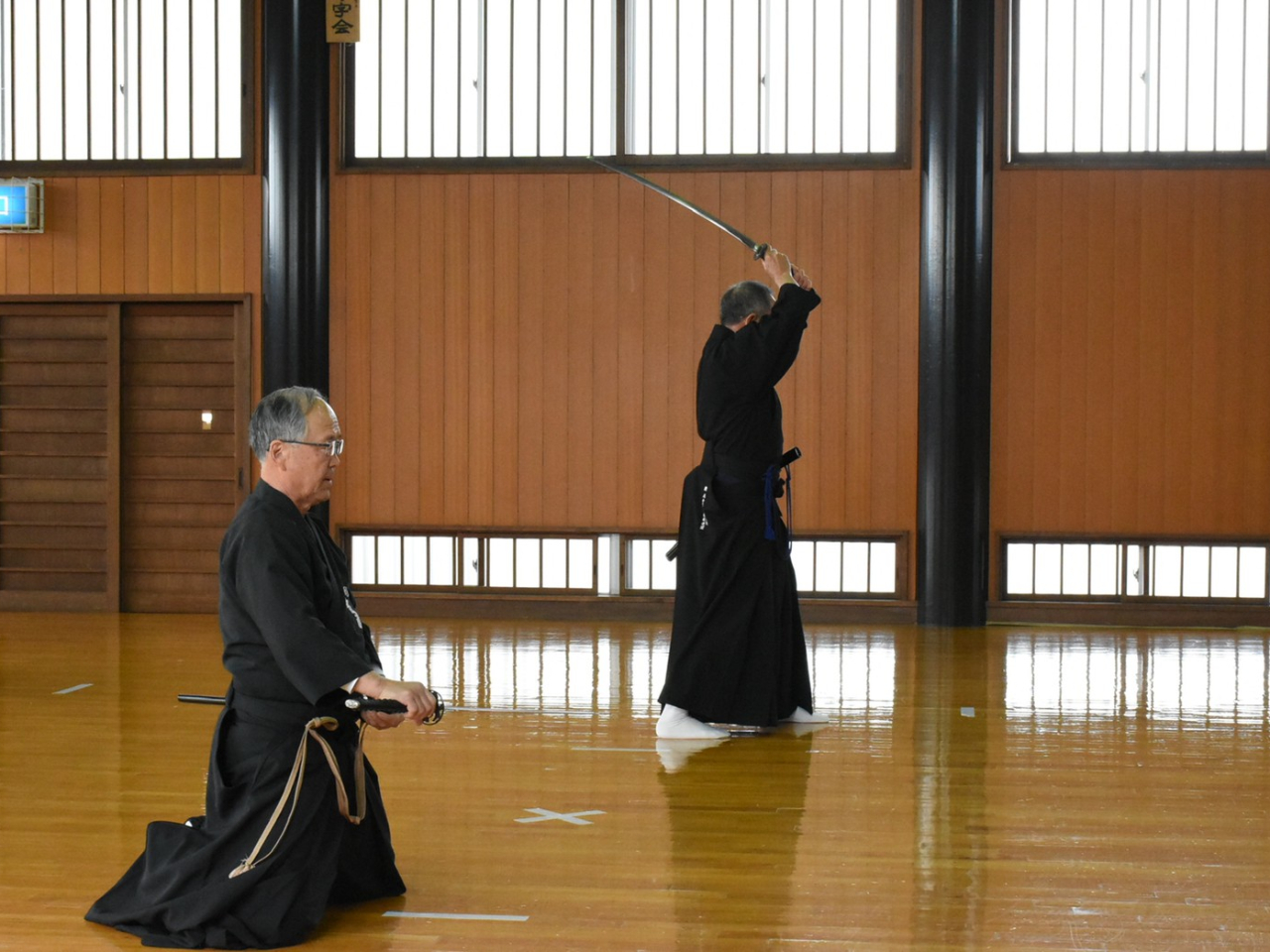 高段者による初発刀の演武