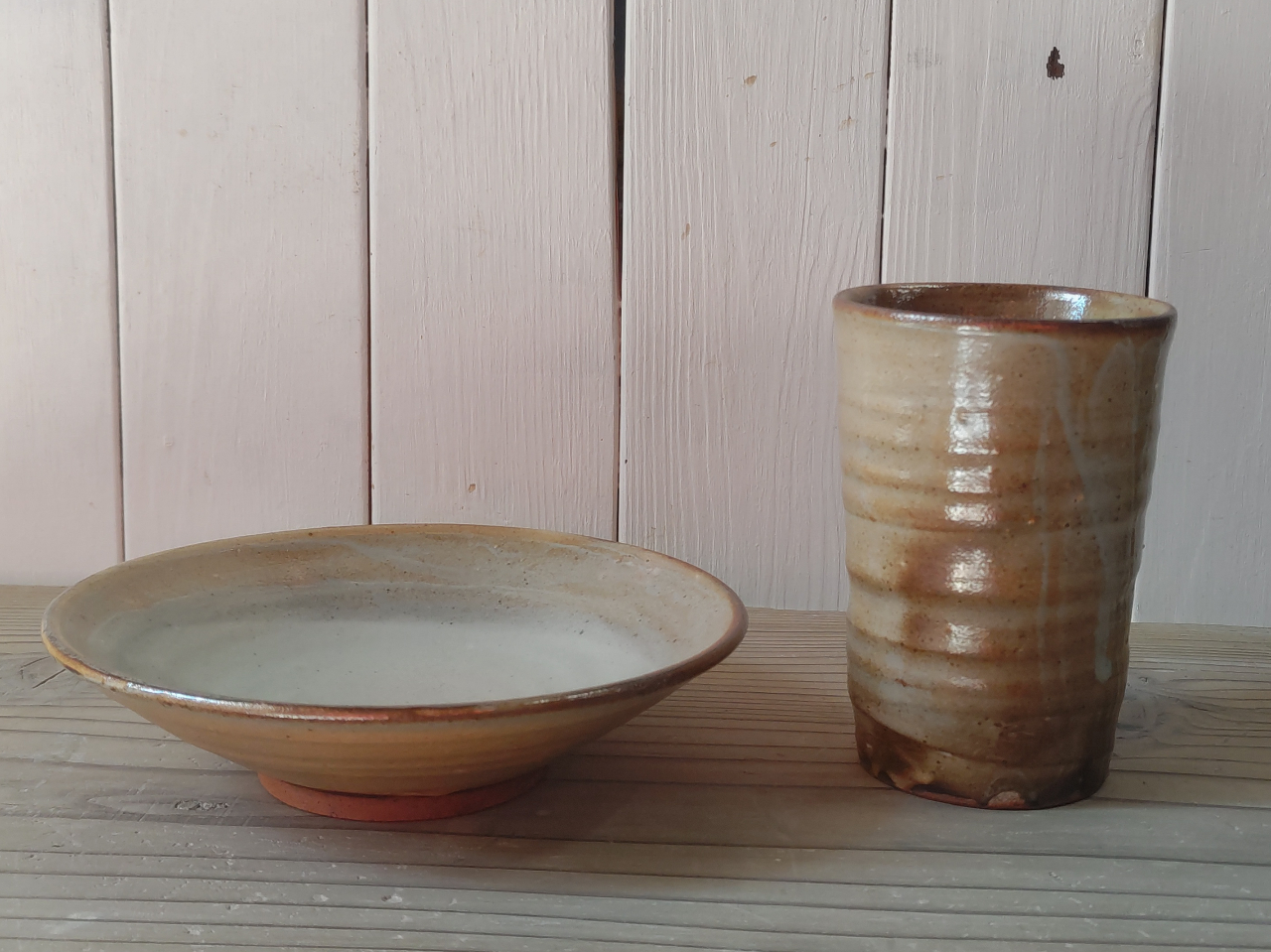 粘土に鉄分が多いと茶色ぽくなります。