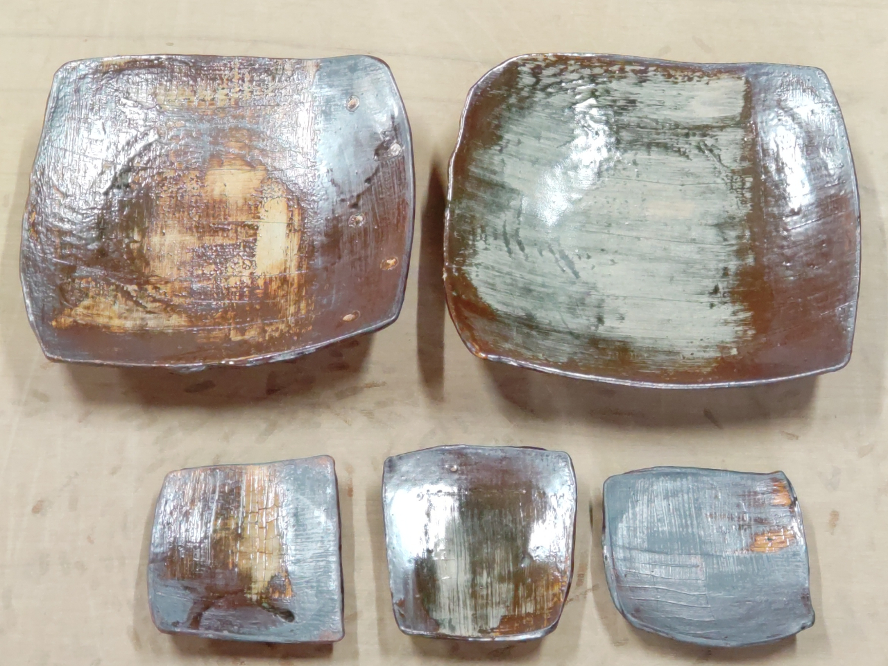 化粧土の作品見本です。白と黒の化粧。