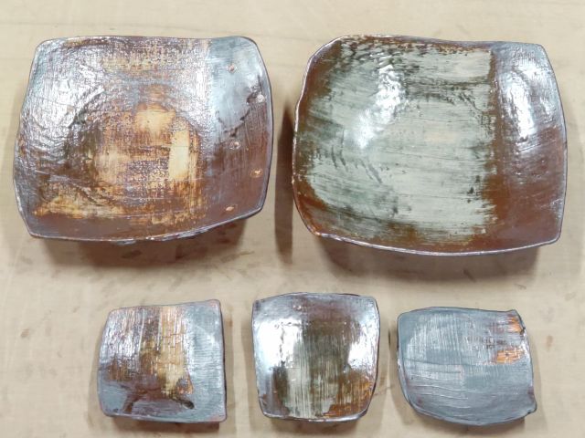 化粧土の作品見本です。白と黒の化粧。