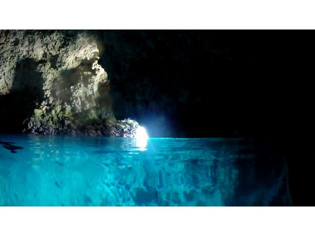 洞窟の入り口から射しこむ太陽光が海水の青さを照らし出し、水中が青く輝きます。