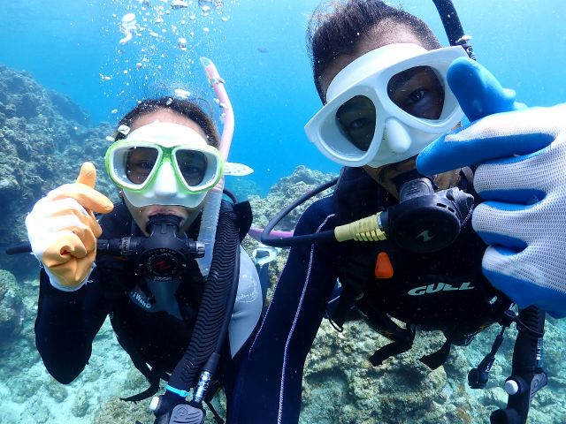 海の中でハートの記念撮影!ダイビングのツアーが終わったら写真データを差し上げます。