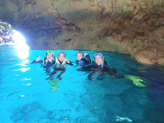 青の洞窟で記念撮影!ファミリー、女性、カップルに人気!3歳から参加OK♪