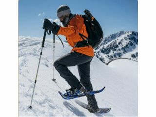北海道・洞爺湖の雪原をスノーシューで散策