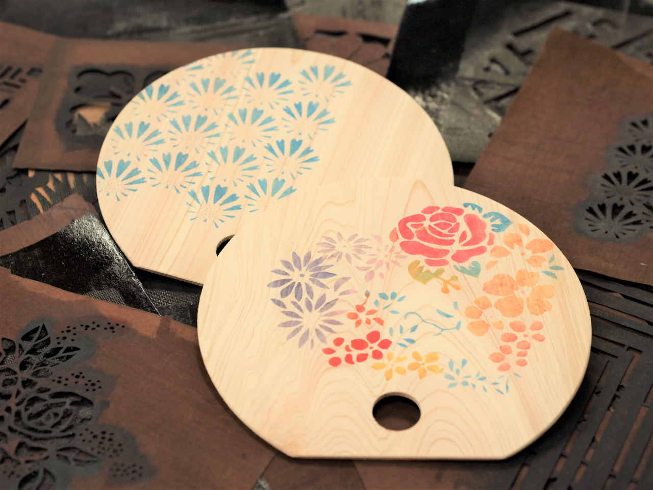 秩父産のひのきを使ったうちわに型染めができます。