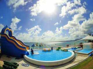 オーシャンビューの遊具付きプール♪