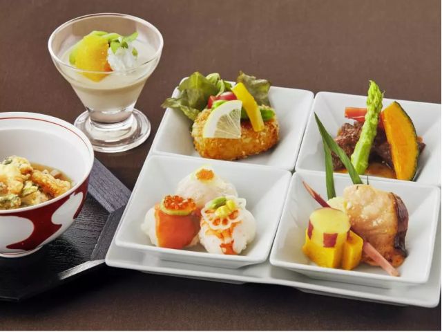 お子様プレートあります(別途料金3795円(税込))ご利用の方は1日前の17時までにWEB予約の概要欄へ記載、またはお電話でご注文ください 。写真は和食メニュー