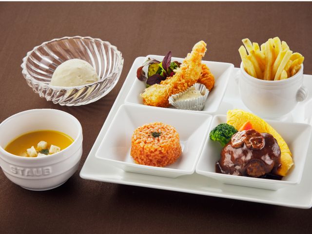 お子様プレートあります(別途料金3795円(税込))ご利用の方は1日前の17時までにWEB予約の概要欄へ記載、またはお電話でご注文ください 。写真は洋食メニュー