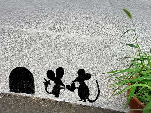 建物外壁に描かれたネズミちゃんを探してみてください♪