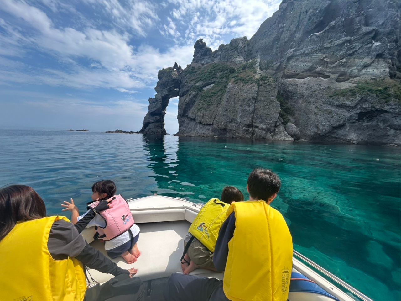 【小樽・青の洞窟周遊クルーズ】幻想的な青の洞窟をプレジャーボートで周遊!ファミリ...