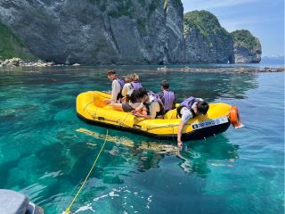 海底のウニも見えるほど透明度の高い海!