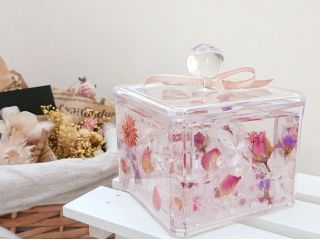 ピンクのお花をアクセントに 1段タイプでまずは気楽に体験 綿棒やコットンなどお気に入りの小物をいれて楽しんでね