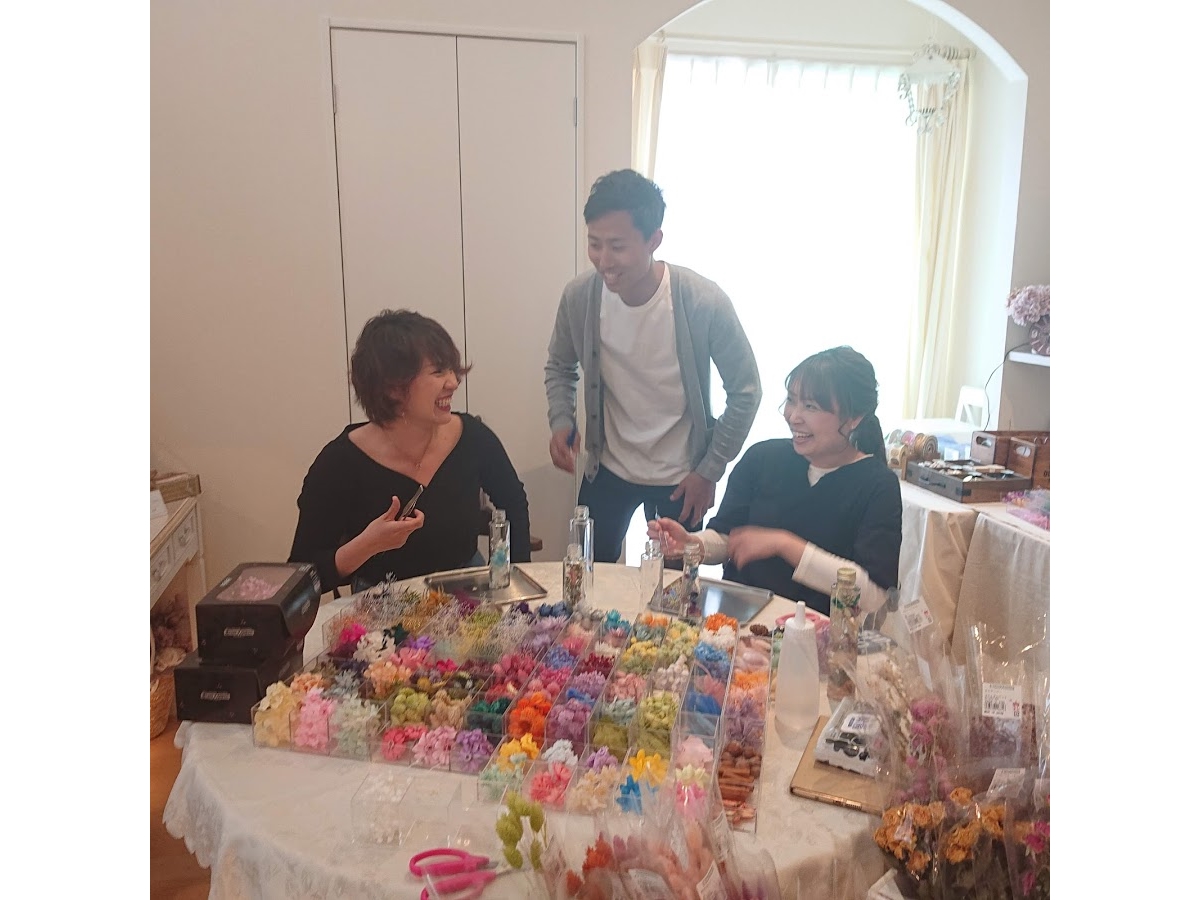 NHK取材時の様子♪ みんなの笑顔が素敵〜♪ 真ん中が男性アナウンサーの方です^^