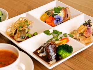 リュクスプレートランチ〜前菜、本日の魚料理、本日の肉料理、本日のメインが楽しめるプレートランチです。