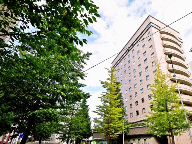 仙台駅東口より徒歩6分「ANAホリデイ・イン仙台」の1階、ホテルロビーに面してシェフズテーブルはございます。