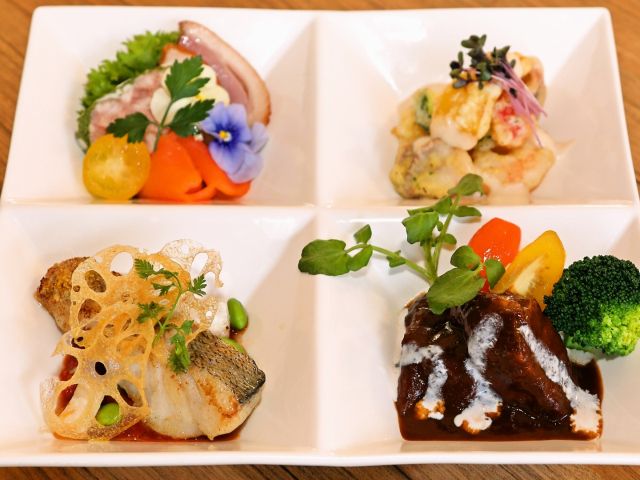 リュクスプレートランチ〜前菜、本日の魚料理、本日の肉料理、本日のメインが楽しめるプレートランチです。