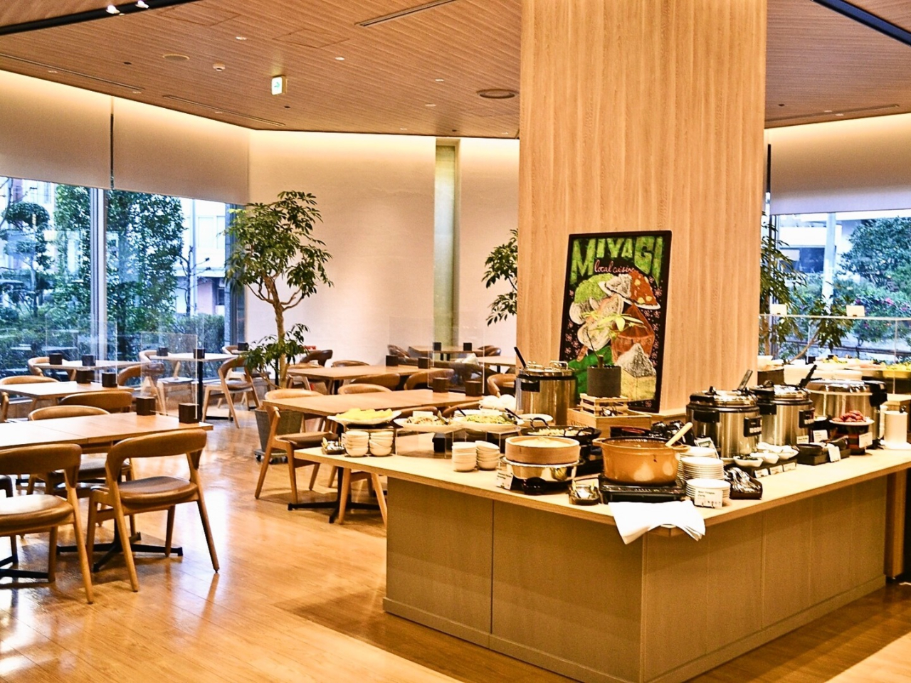 2022年にリニューアルした解放感あるオープンロビーレストランで朝食をお召し上がりください。