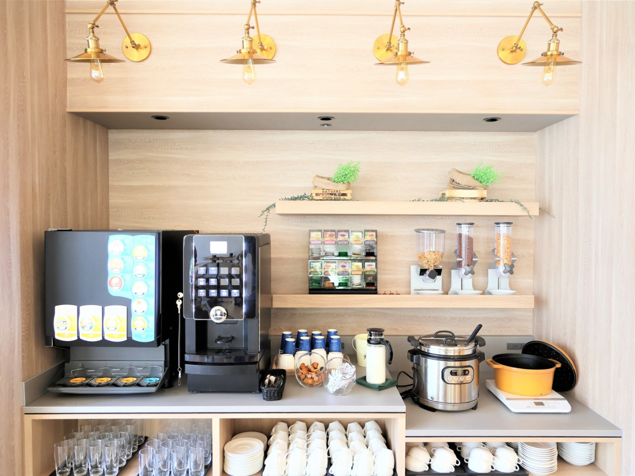 �H��̃R�[�q�[�E�g���͂�����莩�R�ƂȂ��Ă���܂��i�h�����N�o�[�F11:30�`14:00�j