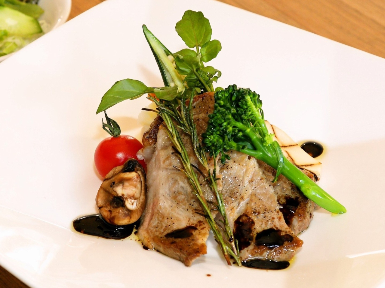 ブラッスリーランチ〜本日のオススメお肉料理(イメージ写真) ※メニュー内容は日によって変わります。