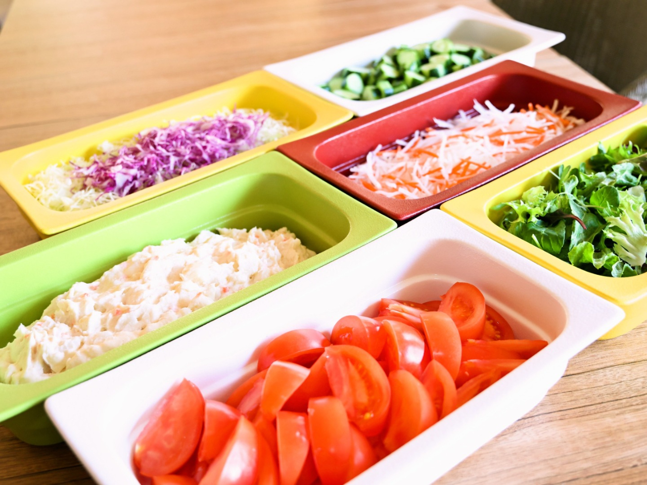 サラダ・スープ・サイドディッシュなどが楽しめるハーフビュッフェ。人気の中華粥もあり!(※提供時間〜14:00まで)