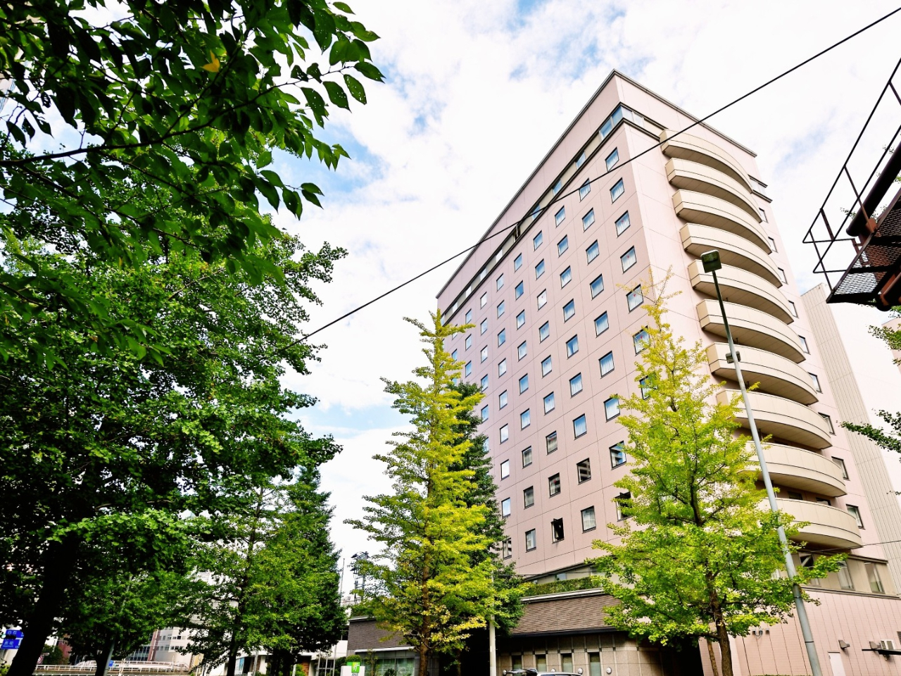 仙台駅東口より徒歩6分「ANAホリデイ・イン仙台」の1階、ホテルロビーに面してシェフズテーブルはございます。