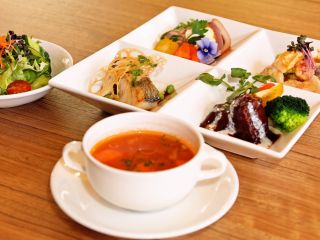 リュクスプレートランチ〜前菜、本日の魚料理、本日の肉料理、本日のメインが楽しめるプレートランチです。