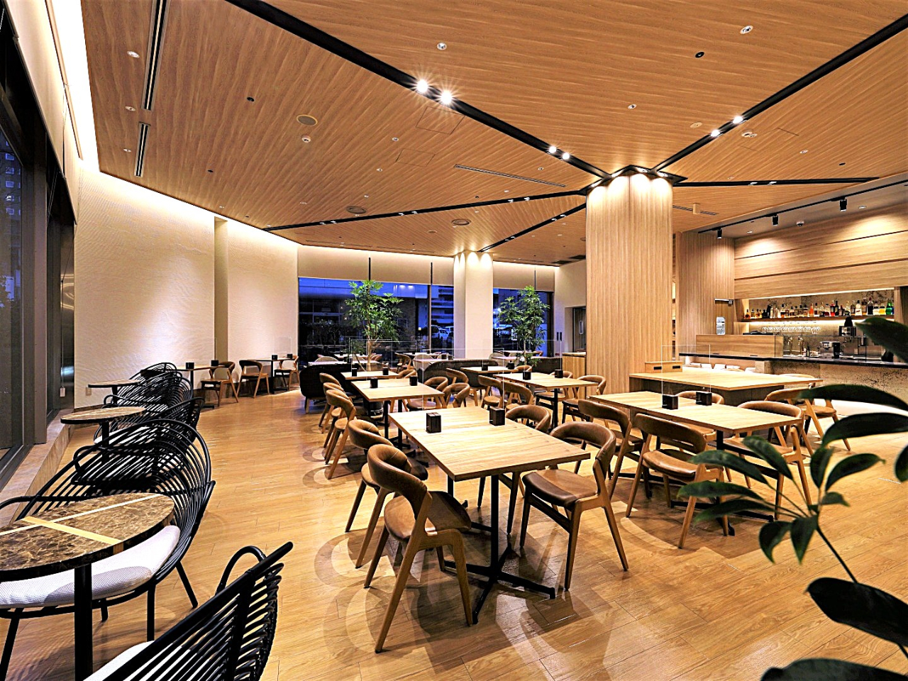 �V�F�t�Y�e�[�u���̃f�B�i�[�^�C���́A17�F00�`21�F00�܂ŉc�Ƃ��Ă���܂��B