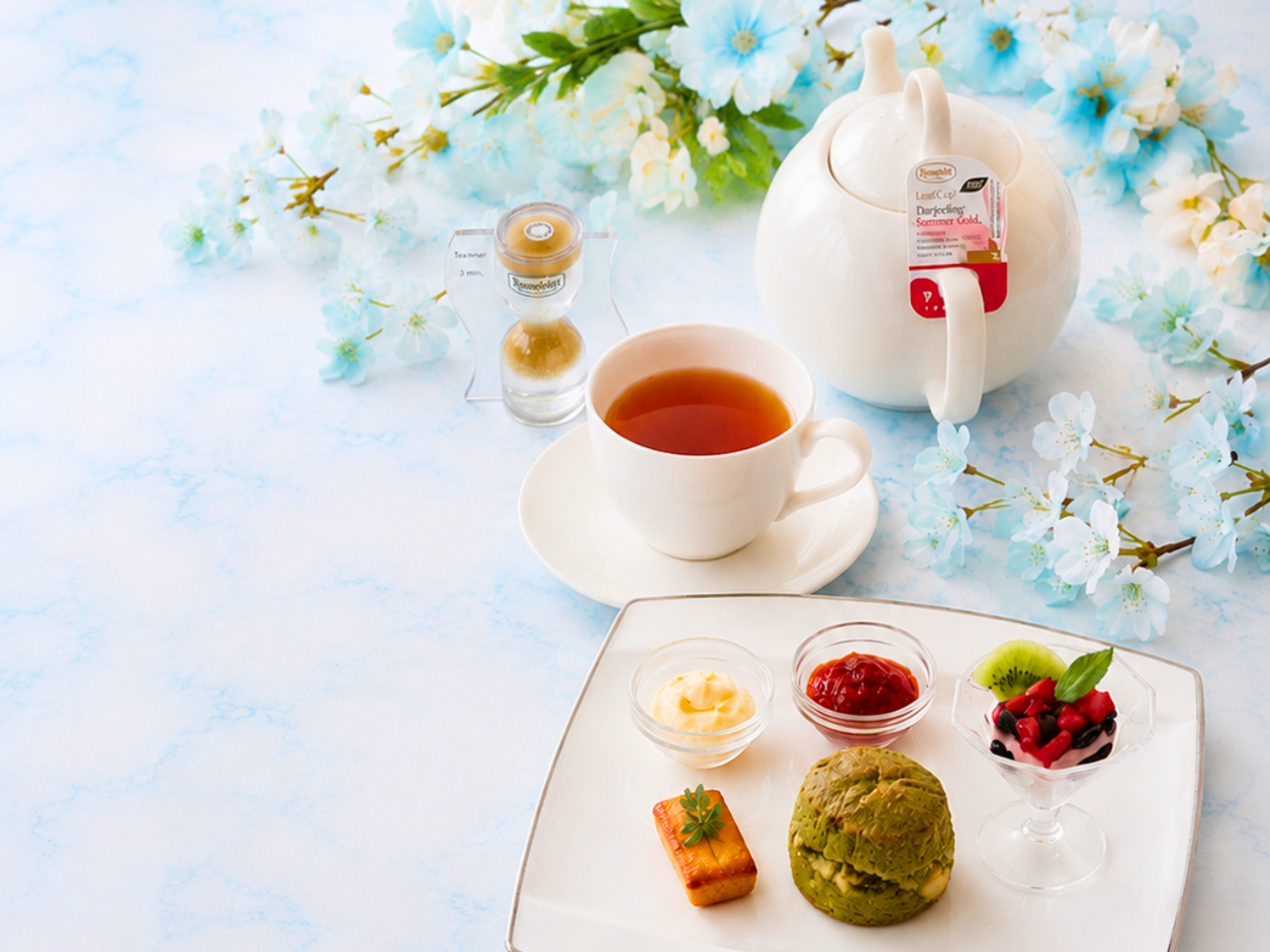 Kleines Cream Tea Set�i�����l�t�F���g�g���ƃX�C�[�c�̃Z�b�g�j