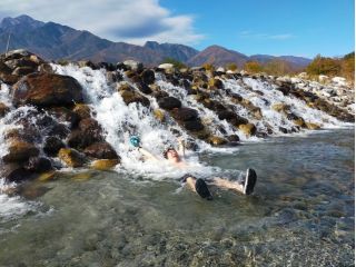 (11月です)アウトドアサウナの醍醐味はこの清流のクールダウン!秋冬がおすすめです。2月は水温5度位になりますが、ふつうに泳げます。